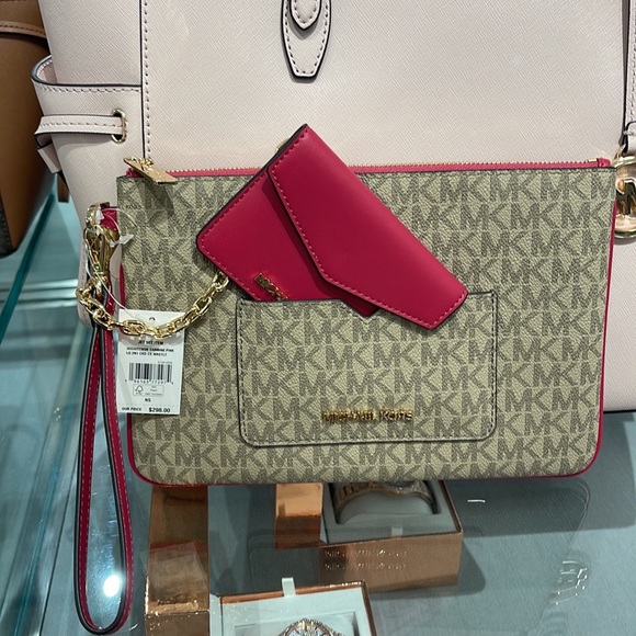 MICHAEL KORS JET SET ITEM LG 2 in 1 CARD CASE & WRISTLET
Carmine Pink
NWT - Picture 11 of 16